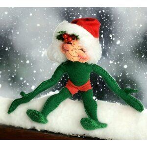 1998 Annalee Christmas Pixie Elf Green Santa Hat Holly Eyes Closed Poseable 6"